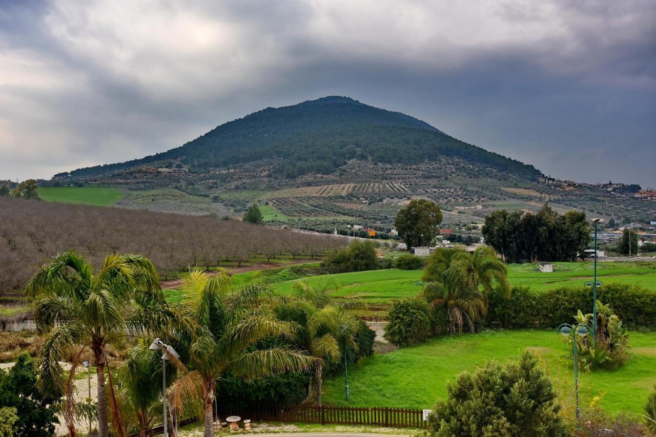 Pearl Of The Valley Hotel Kfar Tavor Exteriör bild
