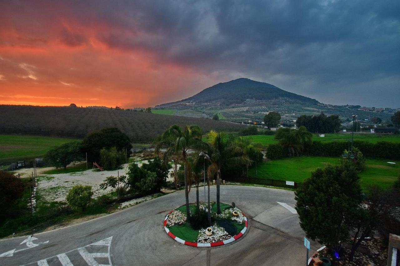 Pearl Of The Valley Hotel Kfar Tavor Exteriör bild